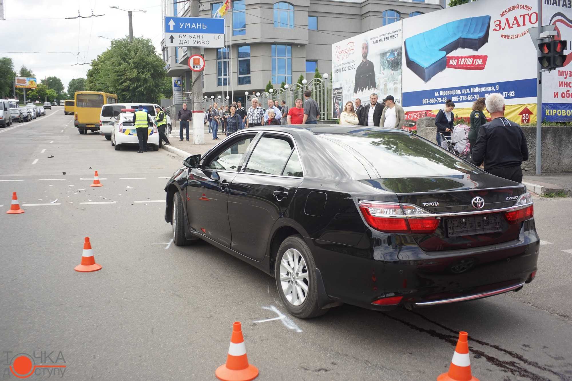У Кіровограді престижна іномарка, ігноруючи сигнали світлофора, влетіла у маршрутку... (фото 6)
