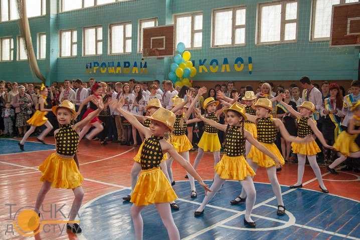 Свято під дощем: в кіровоградських школах пролунав останній дзвоник (ФОТОРЕПОРТАЖ) (фото 4)