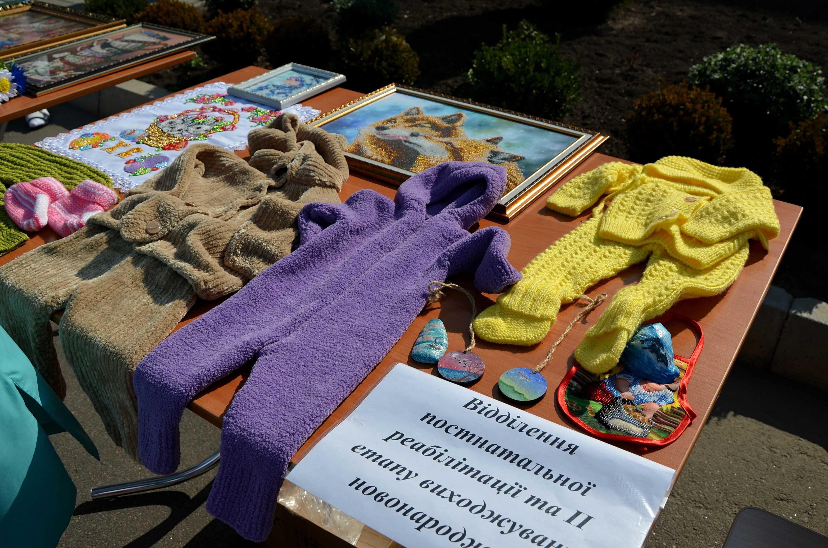 Картини, іграшки, дитячі речі: в кропивницькому пологовому будинку презентували виставку... (фото 25)