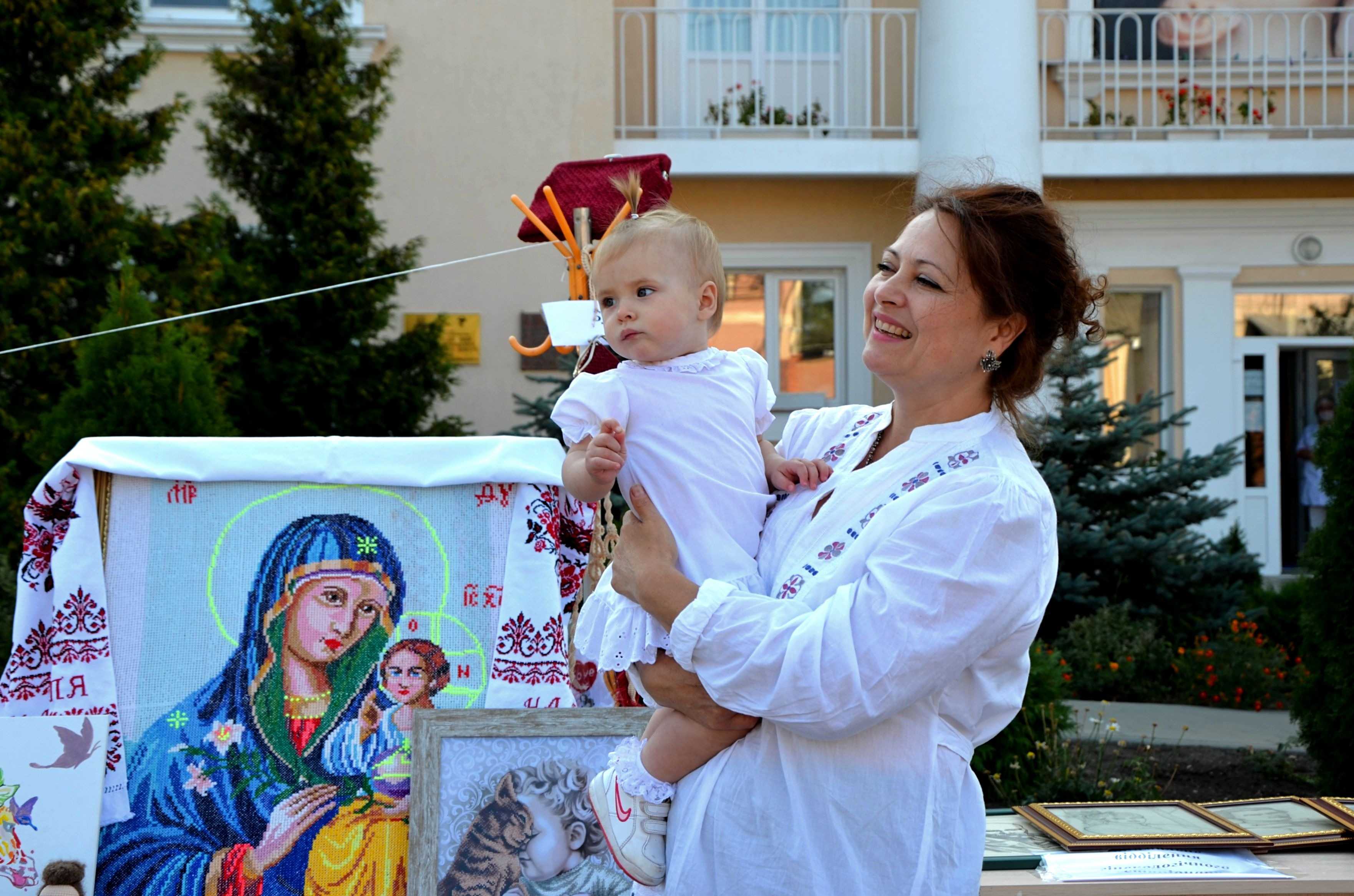 Картини, іграшки, дитячі речі: в кропивницькому пологовому будинку презентували виставку... (фото 9)