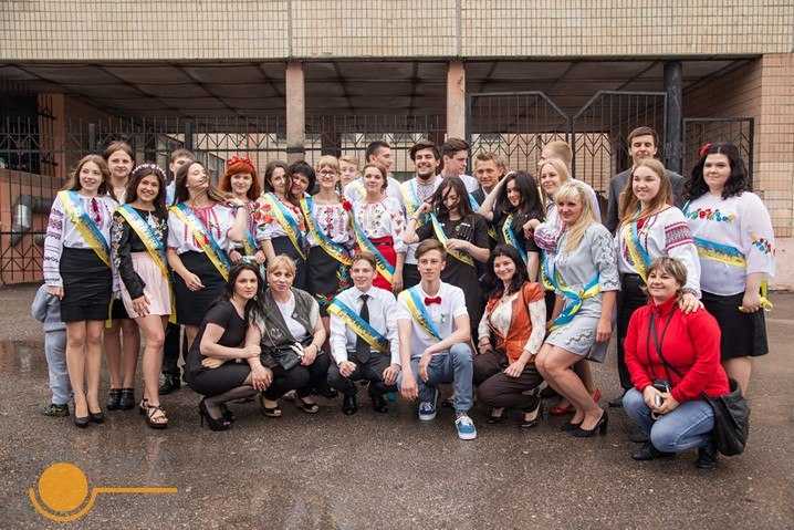 Свято під дощем: в кіровоградських школах пролунав останній дзвоник (ФОТОРЕПОРТАЖ) (фото 1)