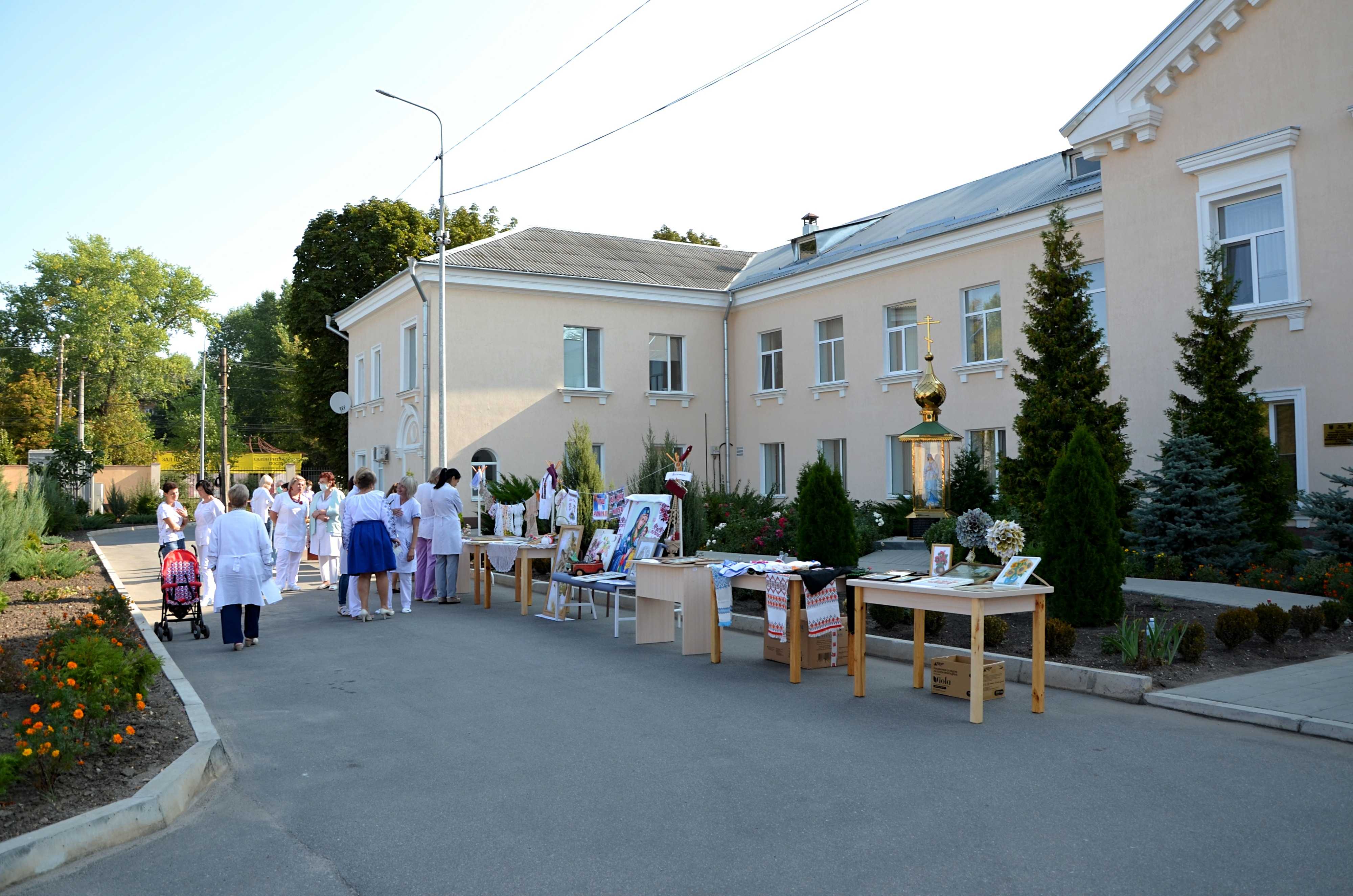 Картини, іграшки, дитячі речі: в кропивницькому пологовому будинку презентували виставку... (фото 8)