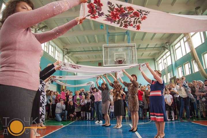 Свято під дощем: в кіровоградських школах пролунав останній дзвоник (ФОТОРЕПОРТАЖ) (фото 8)