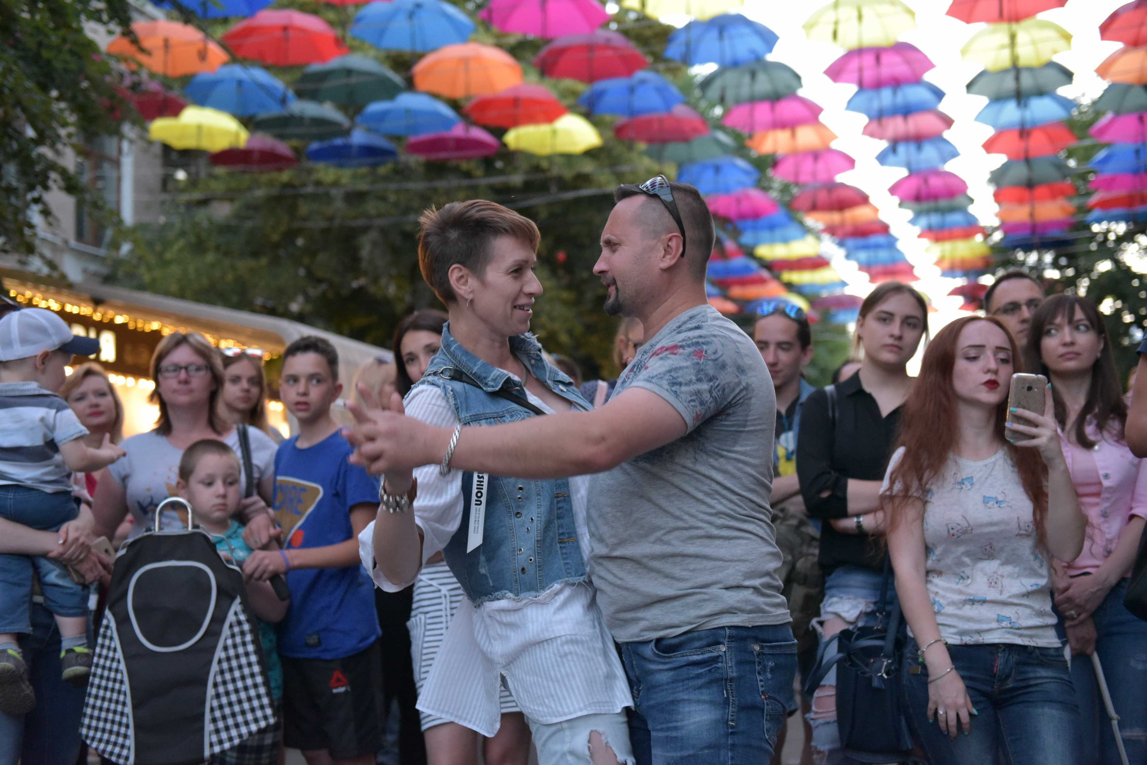 У Кропивницькому відкрилася унікальна парасолькова алея зі спецефектами (ФОТО, ВІДЕО) (фото 13)