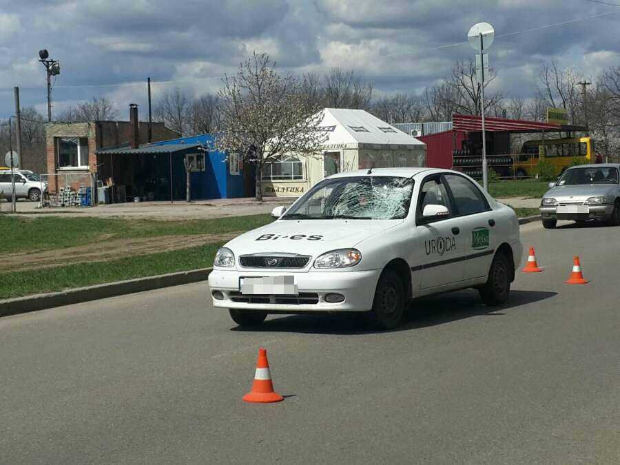 «Lanos» у Кропивницькому пошкрябав несподіваного пішохода (ФОТО) (фото 1)