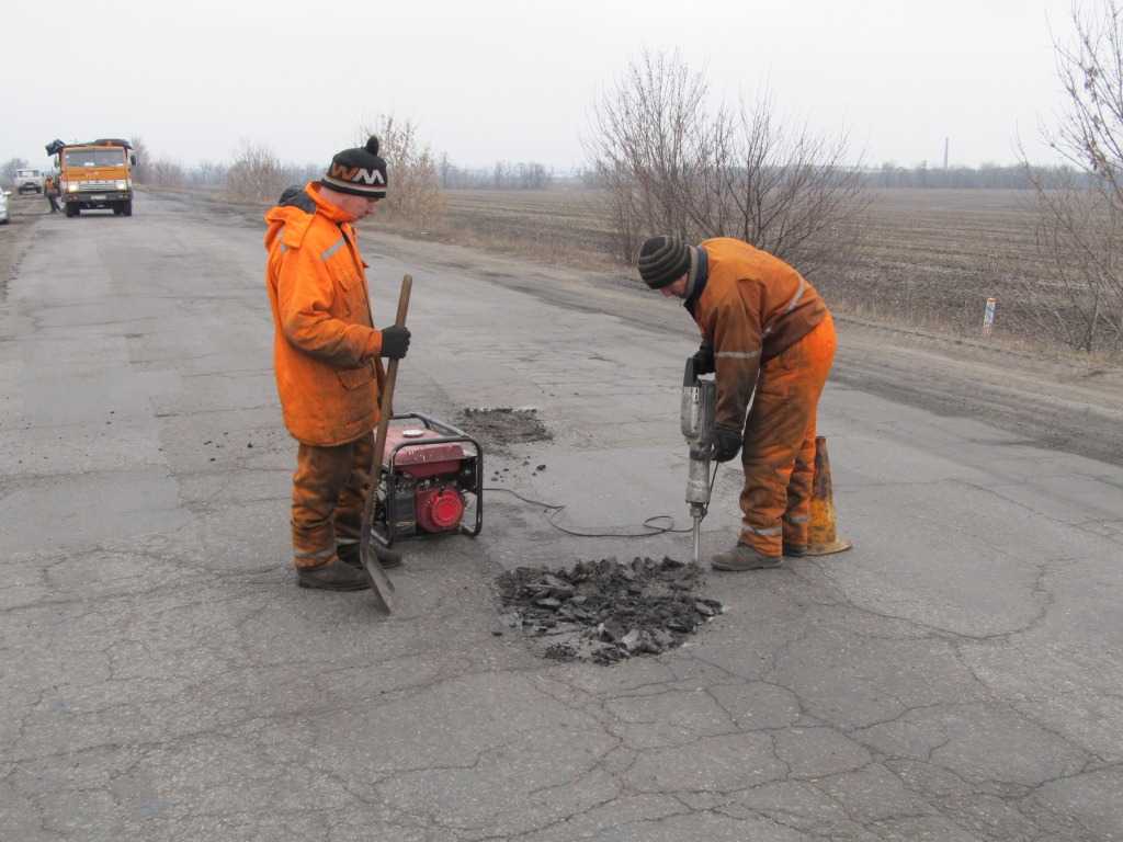 Дорожники Кіровоградщини змушені вдатися до аварійного ремонту (ФОТО) (фото 1)