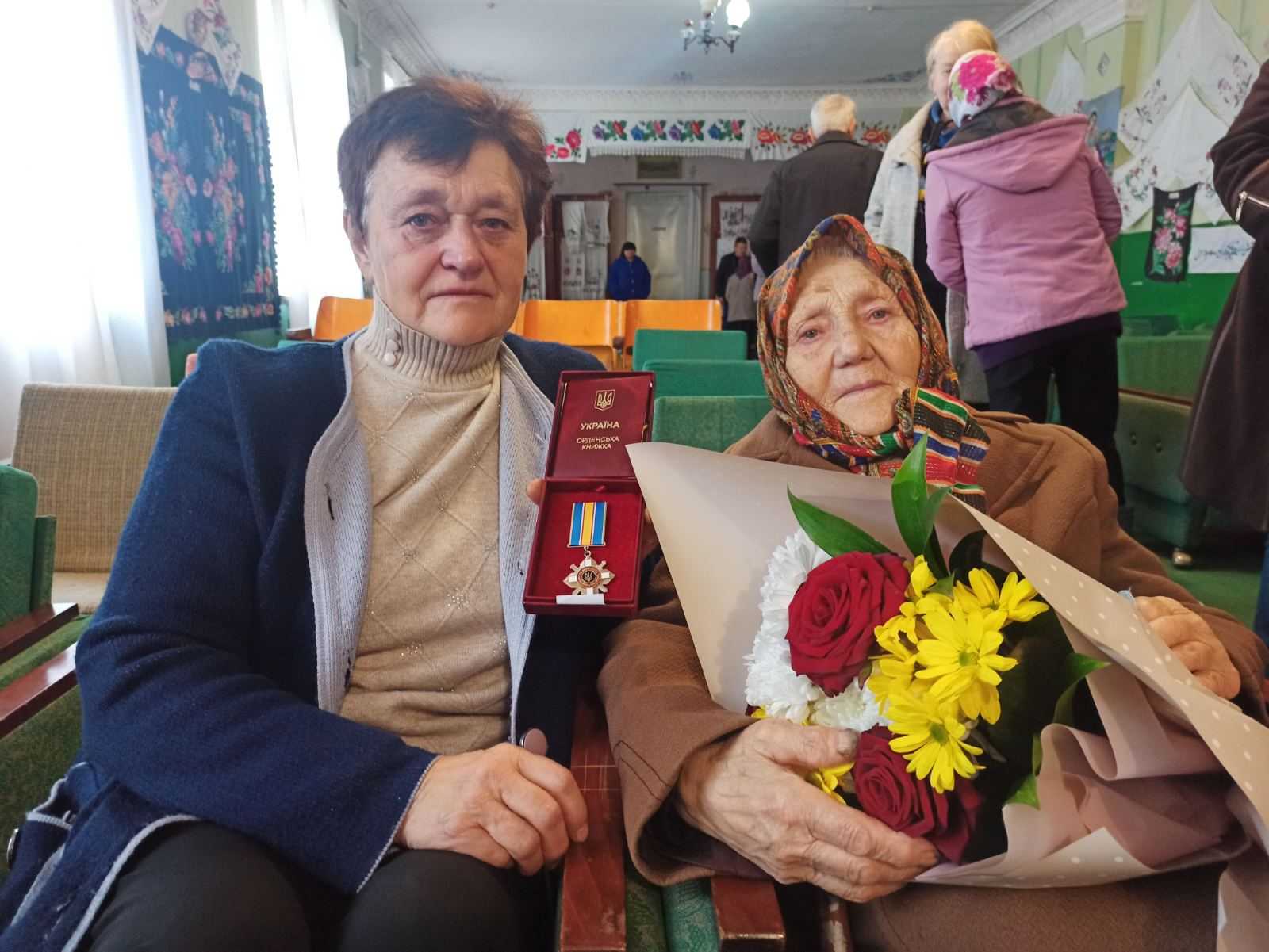 Кіровоградщина: матері загиблого захисника вручили орден, яким сина удостоїли ще... (фото 1)