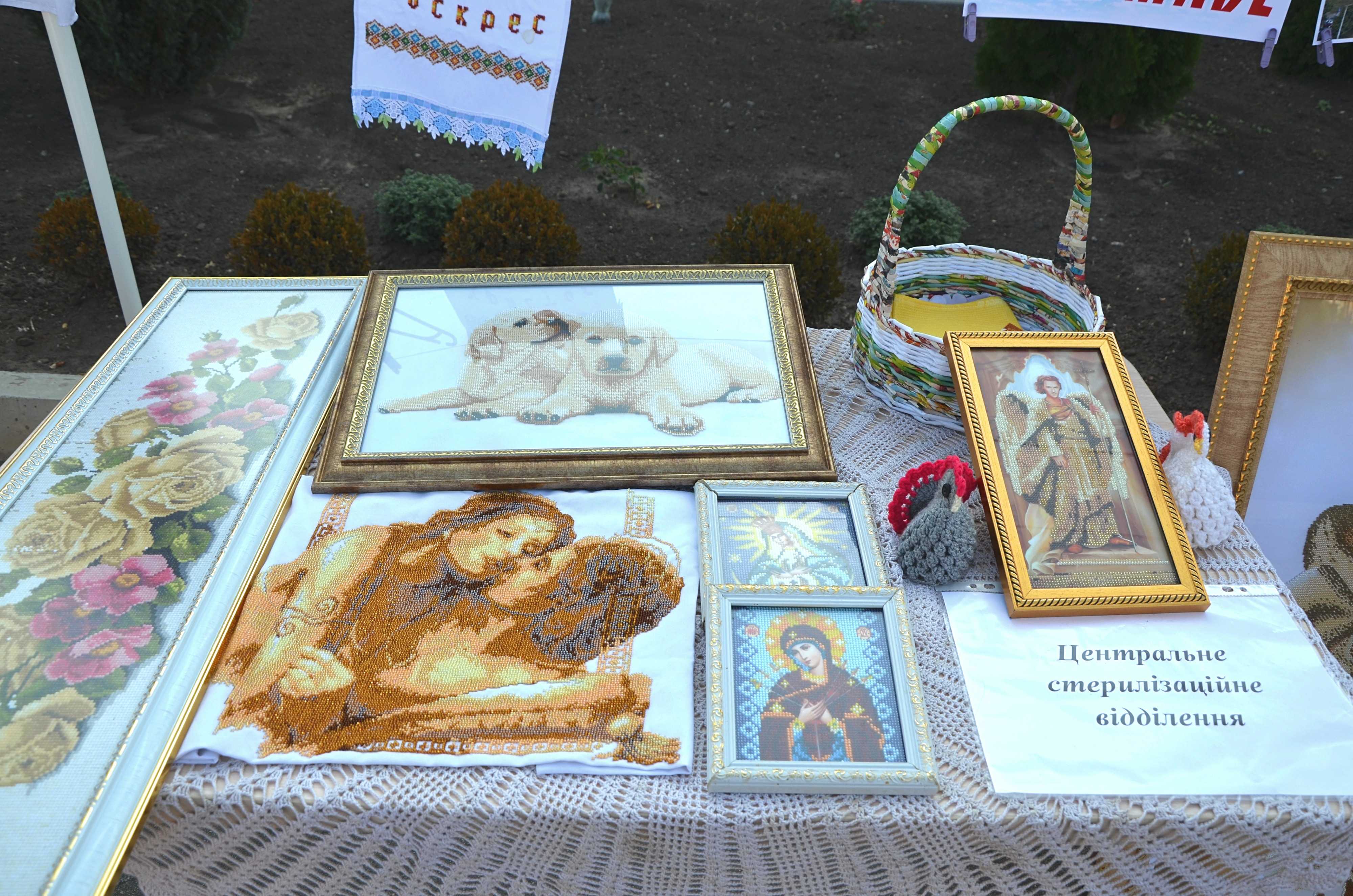 Картини, іграшки, дитячі речі: в кропивницькому пологовому будинку презентували виставку... (фото 10)