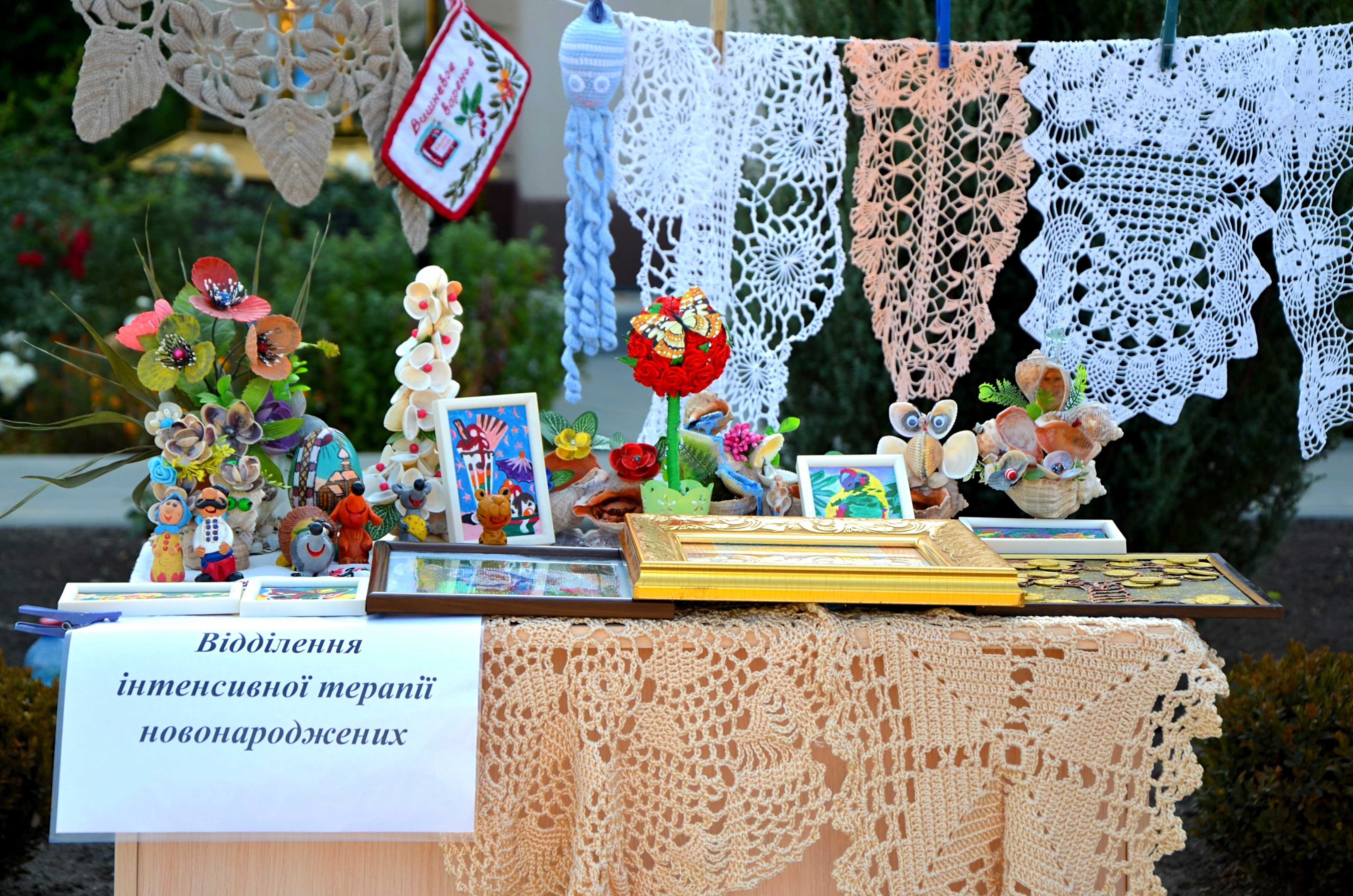 Картини, іграшки, дитячі речі: в кропивницькому пологовому будинку презентували виставку... (фото 13)