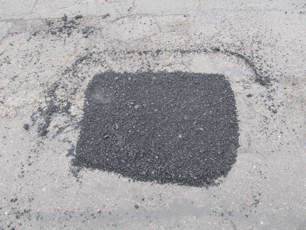 Дорожники Кіровоградщини змушені вдатися до аварійного ремонту (ФОТО) (фото 4)