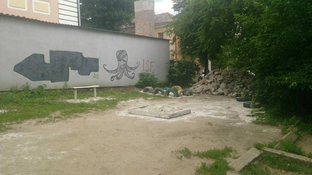 Конфлікт у Кіровограді: забудовник прибудинкової території пропонує місцевим жителям гроші... (фото 4)