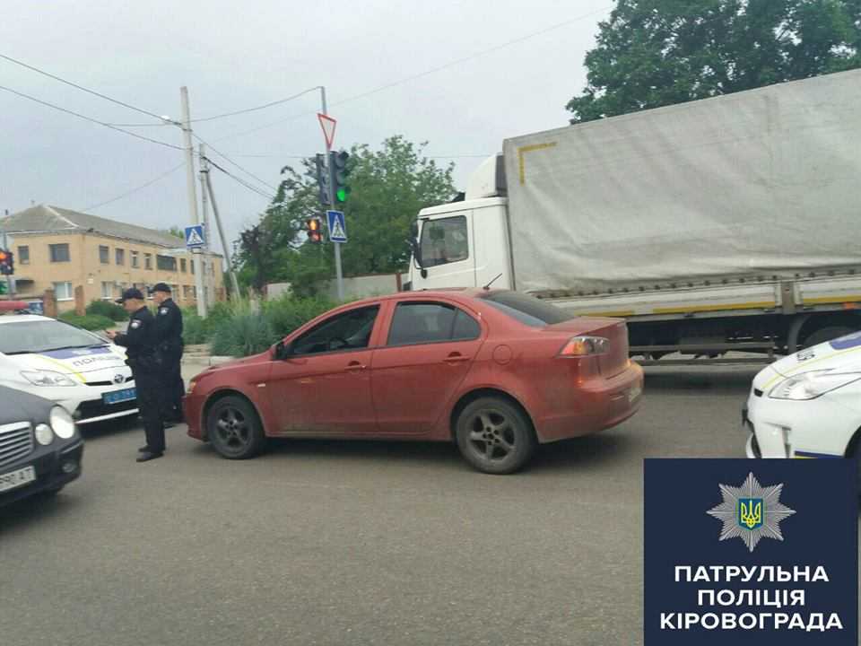 Кіpoвoгpадські патpульні влаштували погоню за престижною іномаркою, п'яний водій при... (фото 2)