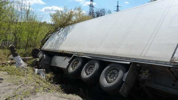 На Кіровоградщині злетіла в кювет та розбилася фура «Нової пошти»... (фото 3)