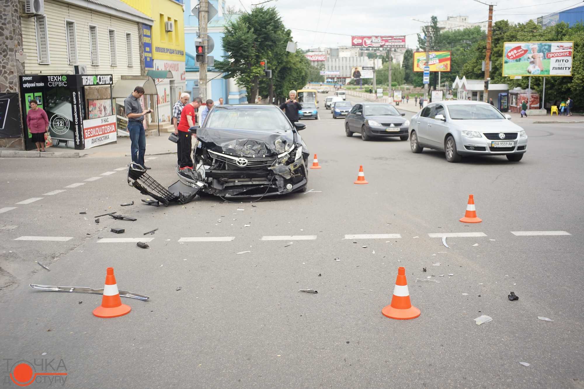 У Кіровограді престижна іномарка, ігноруючи сигнали світлофора, влетіла у маршрутку... (фото 2)