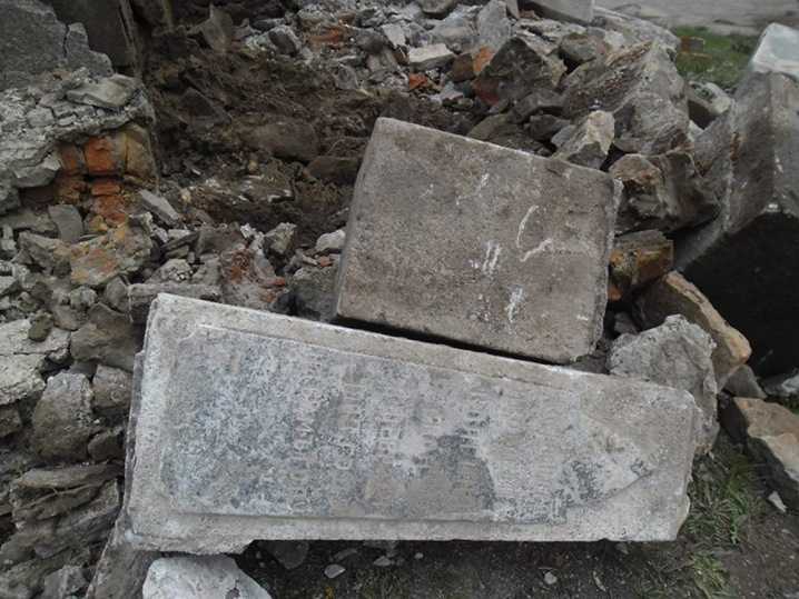 Нова Прага: постамент пам’ятника Леніну будували з могильних плит (ФОТО) (фото 3)