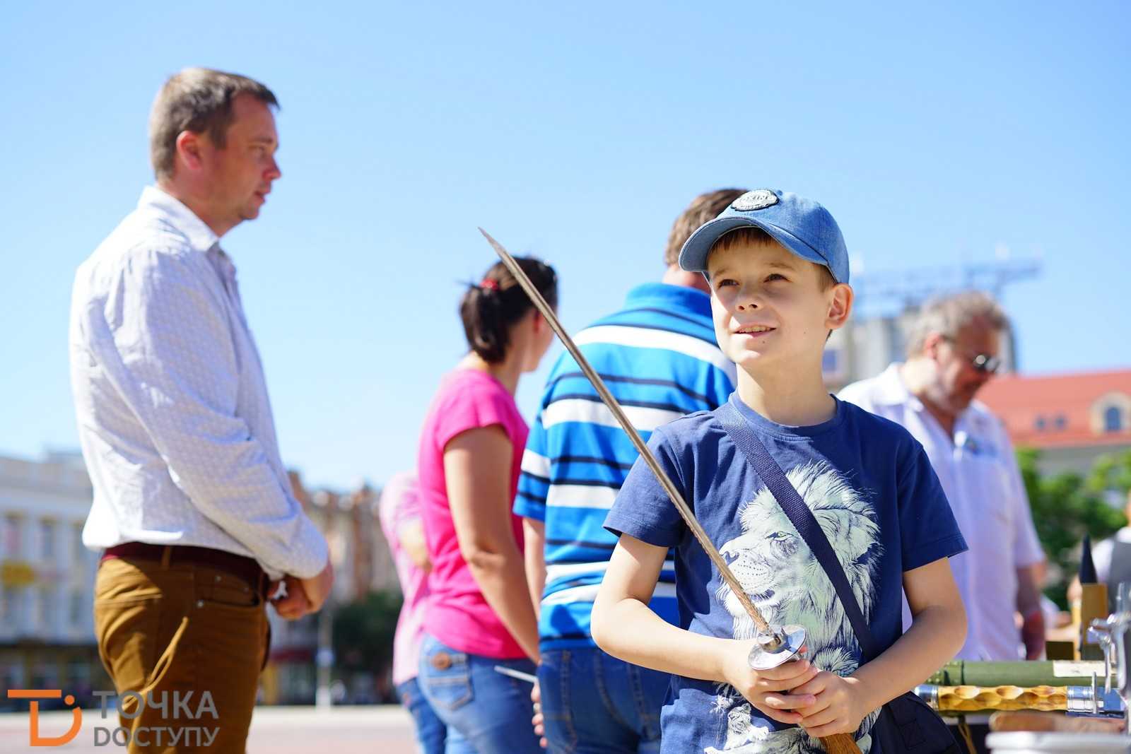 На центральній площі Кропивницького святкують річницю створення Нацполіції (ФОТО) (фото 20)