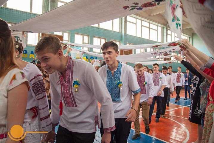 Свято під дощем: в кіровоградських школах пролунав останній дзвоник (ФОТОРЕПОРТАЖ) (фото 9)