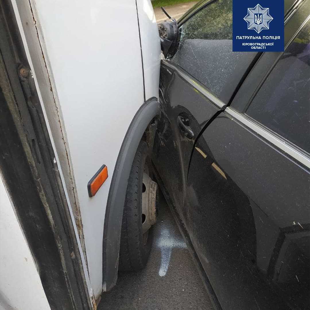 У Кропивницькому зіткнулися Mazda та мікроавтобус (ФОТО) (фото 2)