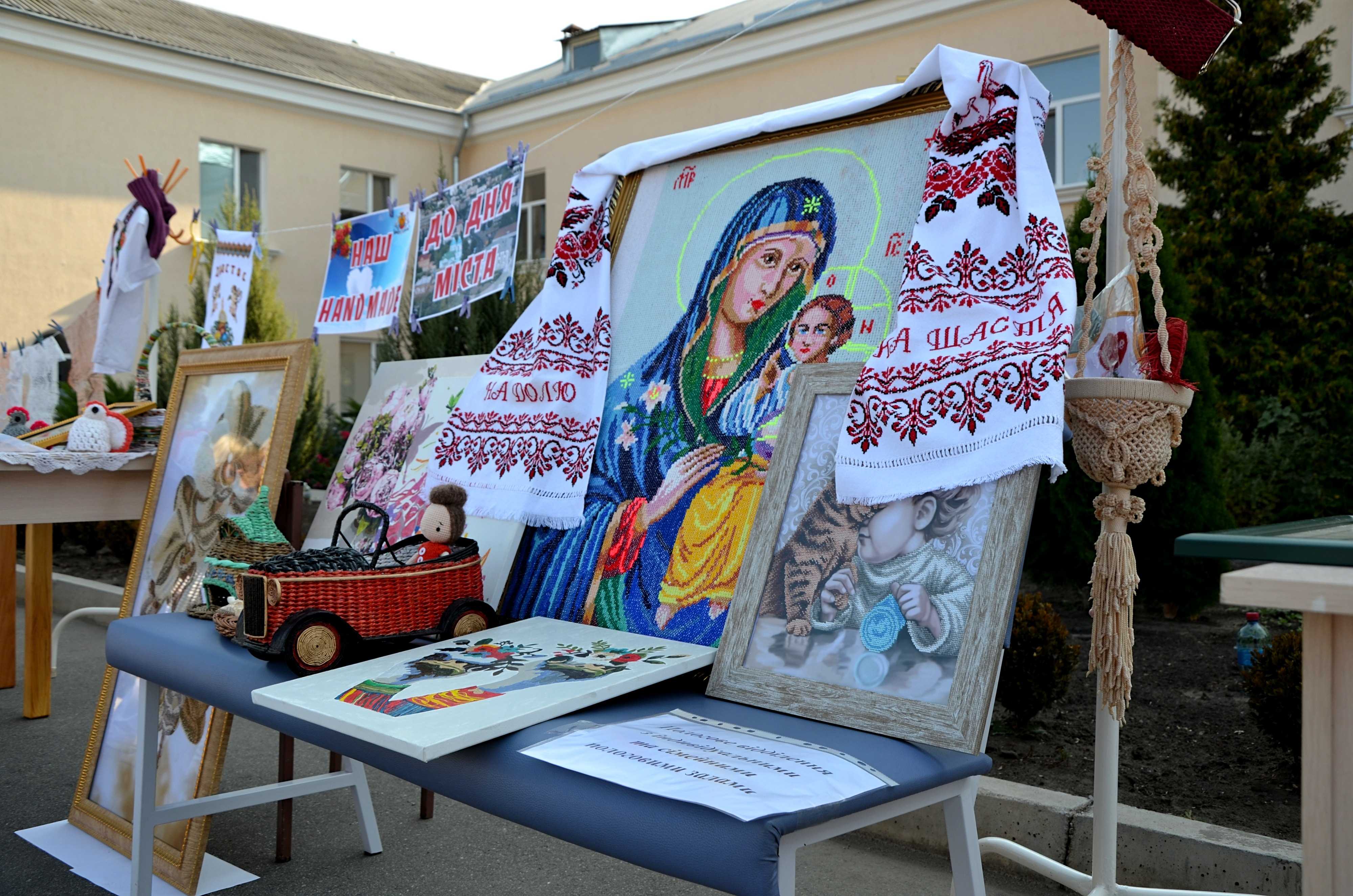 Картини, іграшки, дитячі речі: в кропивницькому пологовому будинку презентували виставку... (фото 1)