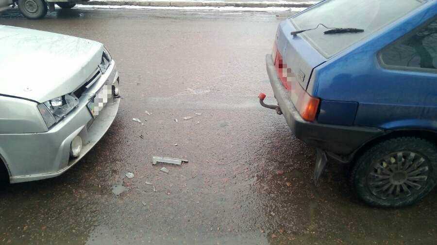 У Кропивницькому сірий ВАЗ влетів у синього «колегу» по вітчизняному... (фото 2)