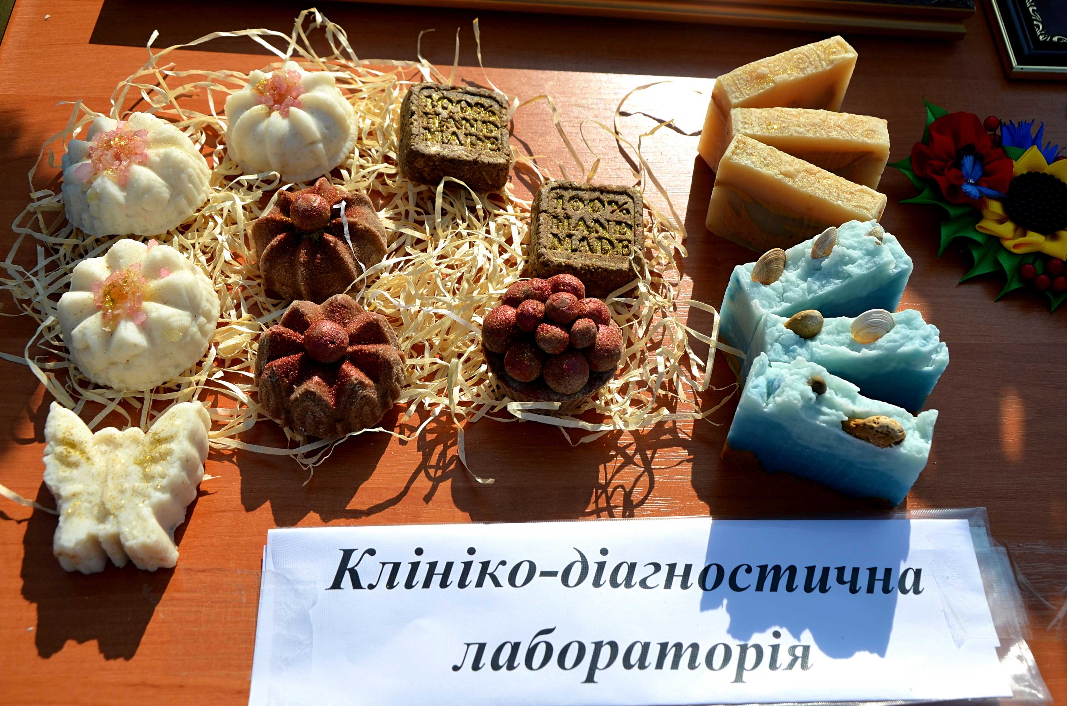 Картини, іграшки, дитячі речі: в кропивницькому пологовому будинку презентували виставку... (фото 32)