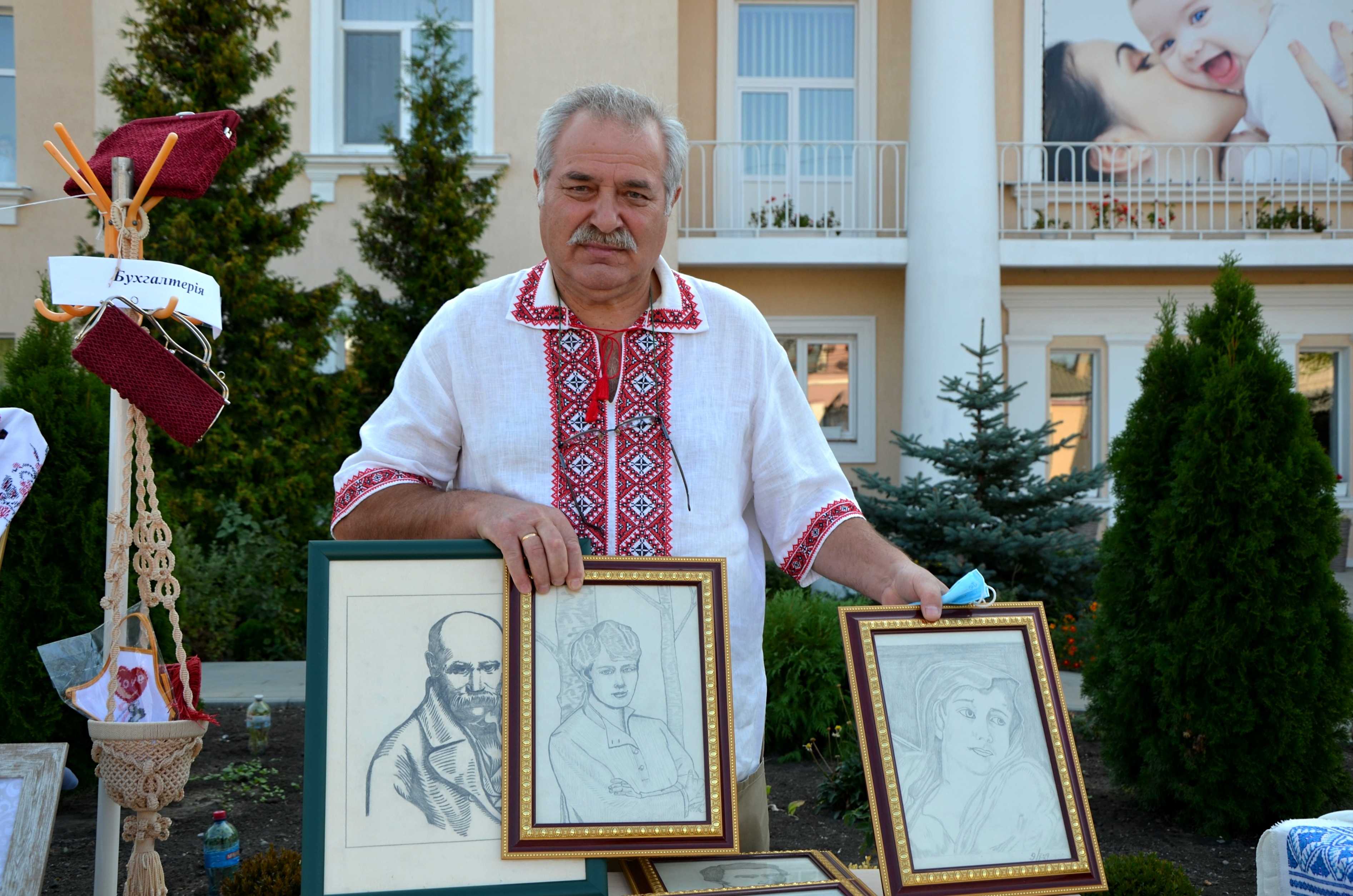 Картини, іграшки, дитячі речі: в кропивницькому пологовому будинку презентували виставку... (фото 4)