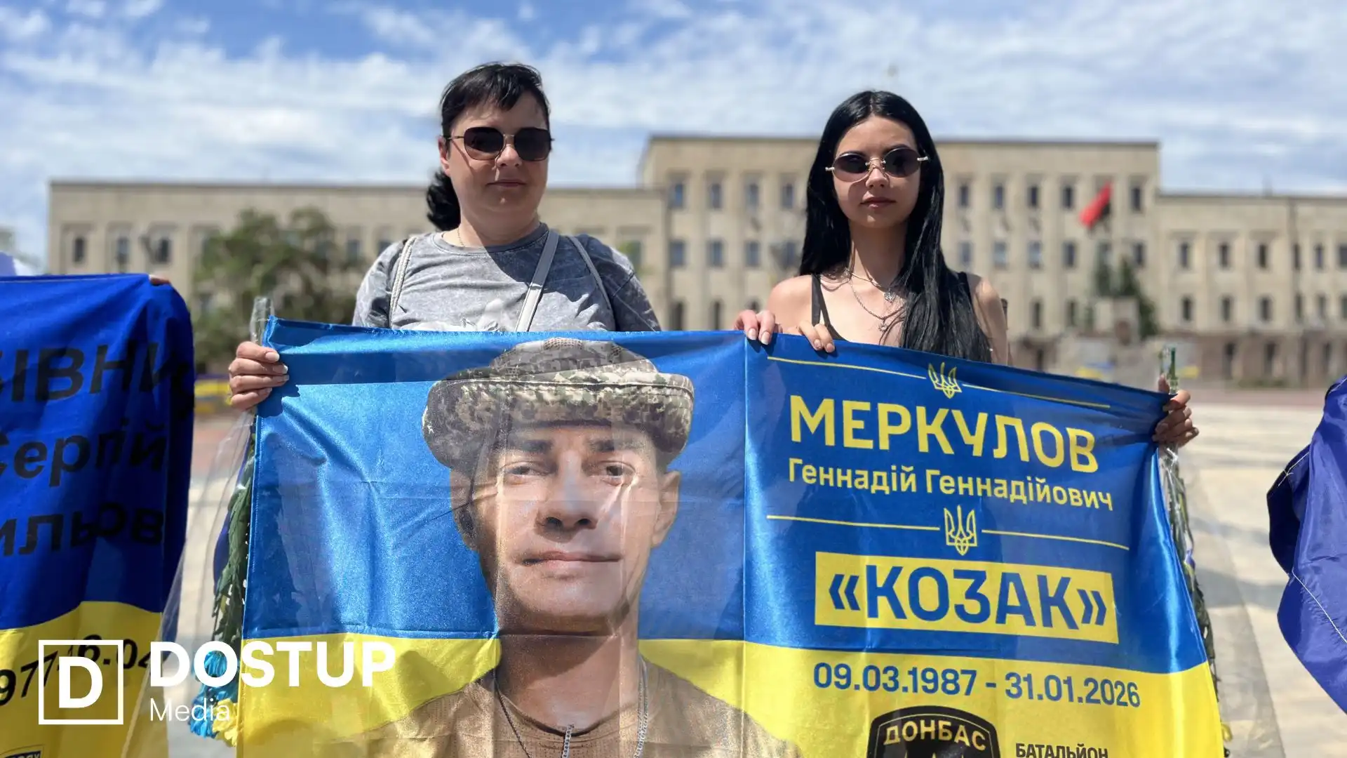 "Вшанувати загиблих і нагадати про їхній внесок": у Кропивницькому відбувся автопробіг до Дня Героїв