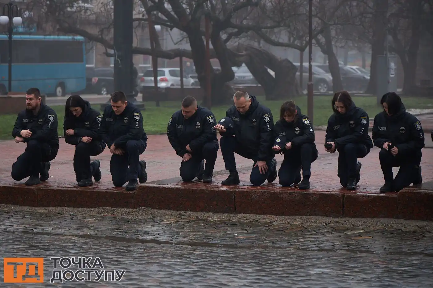 Пам’ять героїв, які віддали життя за Україну, вшанували хвилиною мовчання у Кропивницькому.