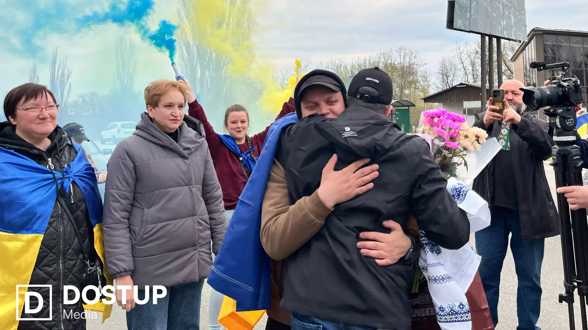 “Не віриться, що я вдома”: у Кропивницькому зустріли звільненого з полону захисника Євгена Коденця