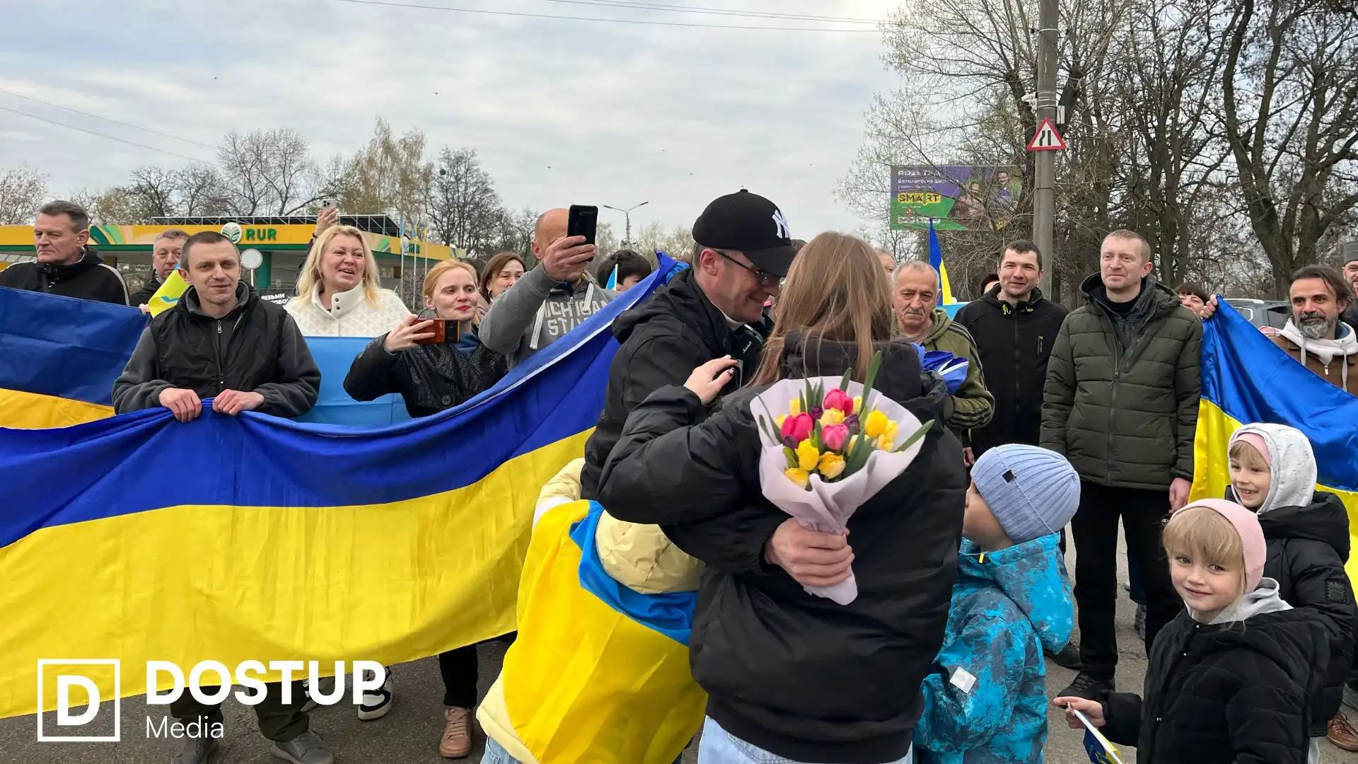 “Не віриться, що я вдома”: у Кропивницькому зустріли звільненого з полону захисника Євгена Коденця