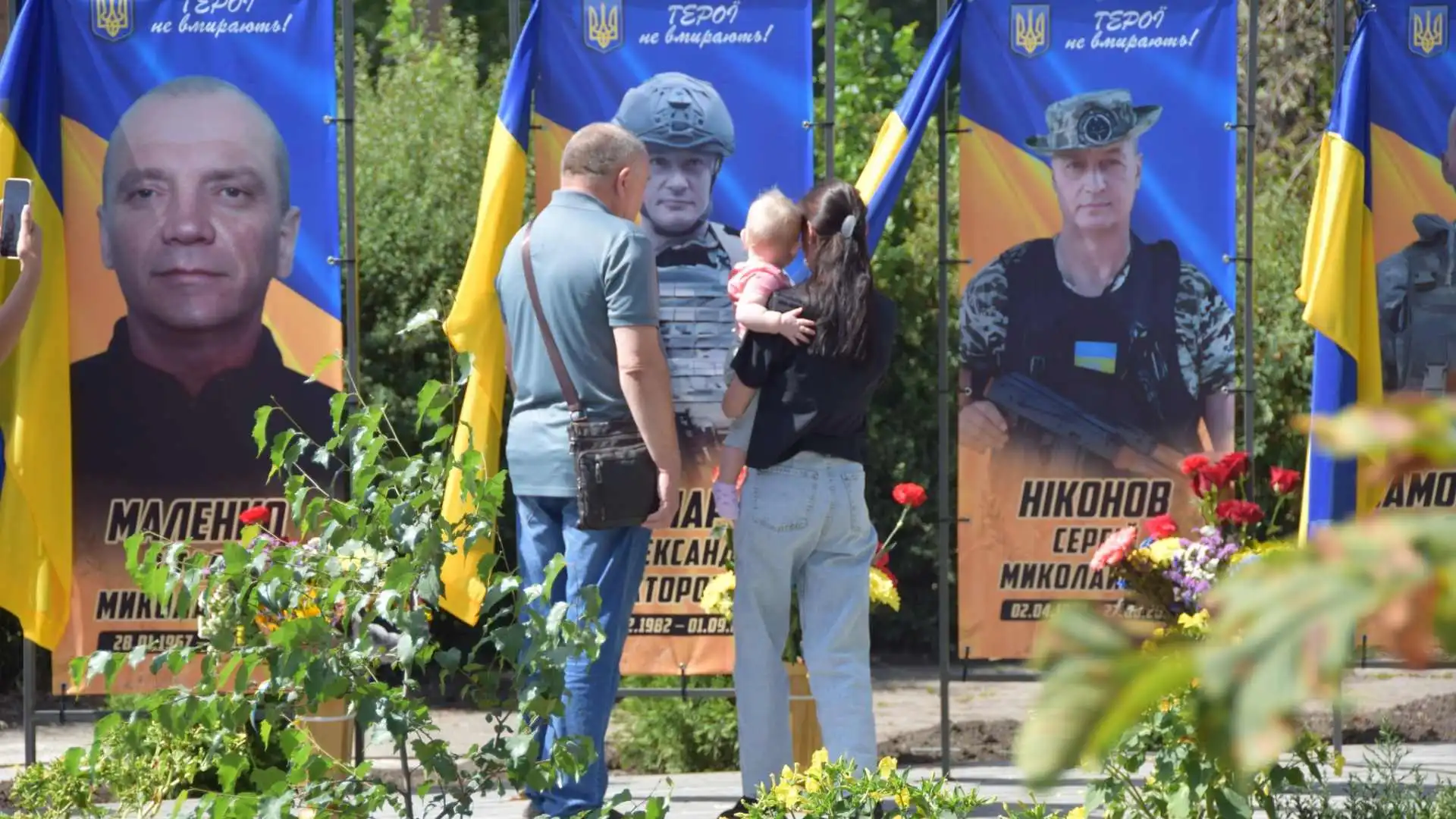 Дві Алеї слави відкрили у селах Петрівської громади