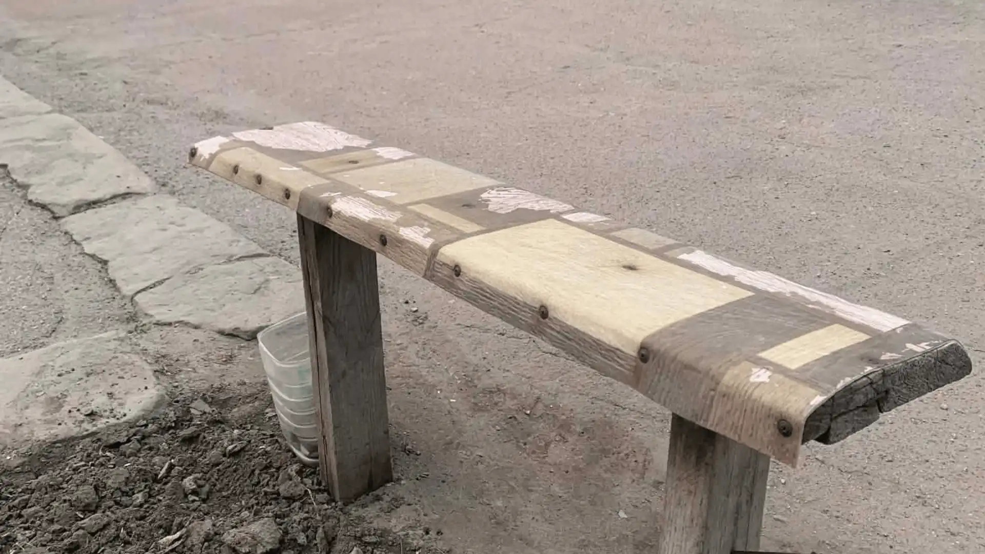 Саморобна лавка замість зупинки громадського транспорту на вулиці Миколи Левитського у Кропивницькому