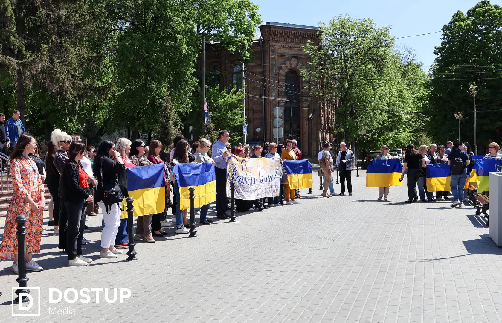 зустріли біля ЦНАПу звільненого з полону захисника у Кропивницькому