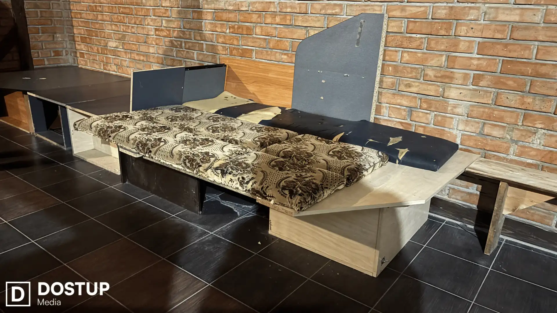 Люди облаштували спальні місця в укритті колишнього клубу "ВЕльвет", Кропивницький