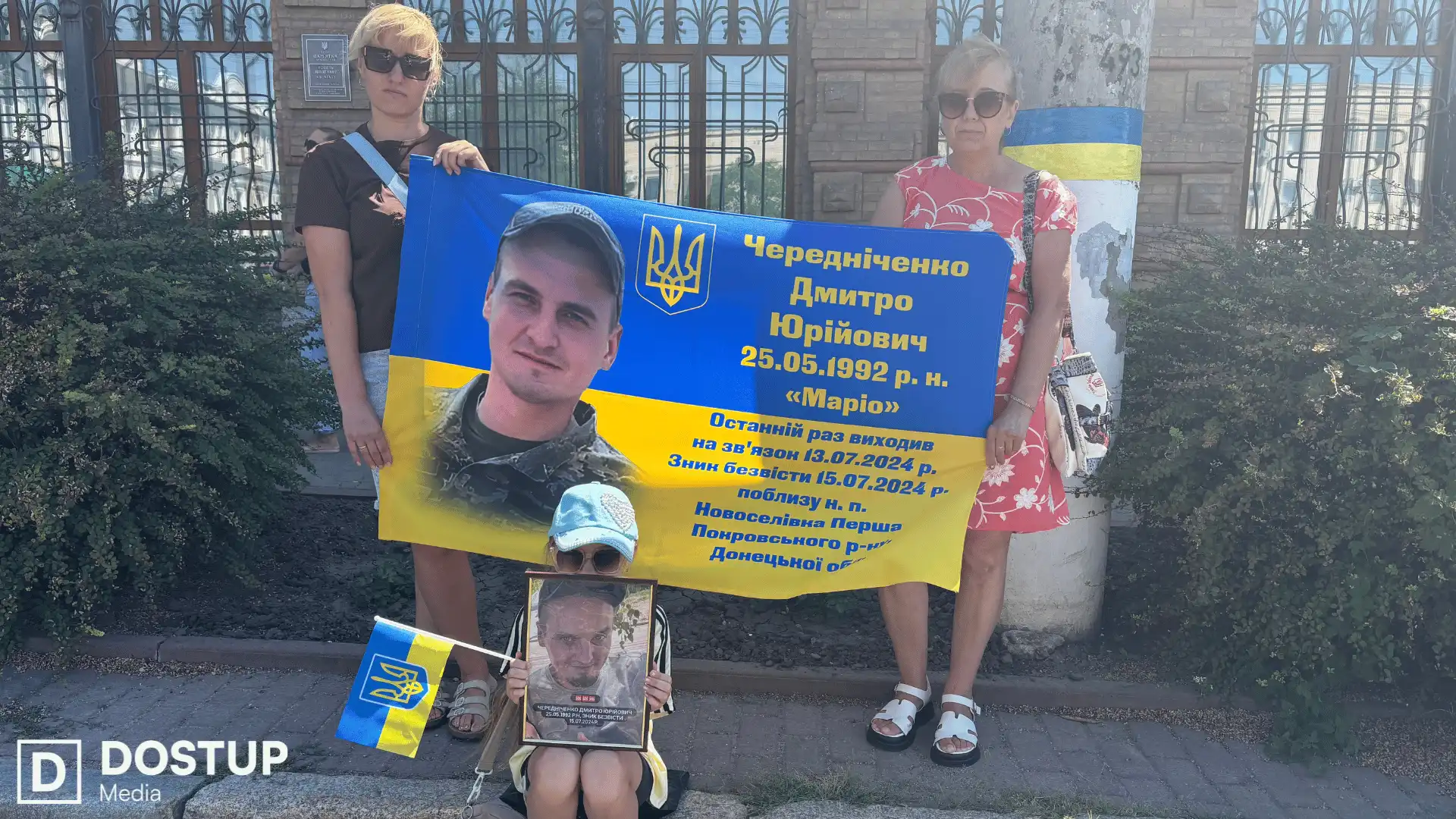 Жителька Запорізької області Ірина Чередніченко (на фото праворуч) чекає на сина, військового Дмитра Чередніченка.
