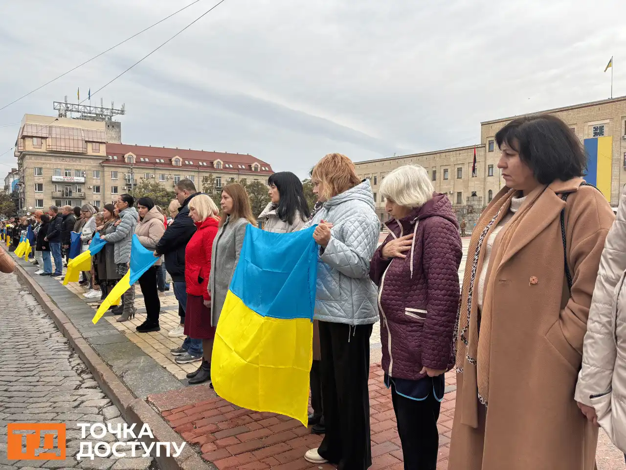 Містяни прийшли піддати шану загиблим захисникам у Кропивницькому