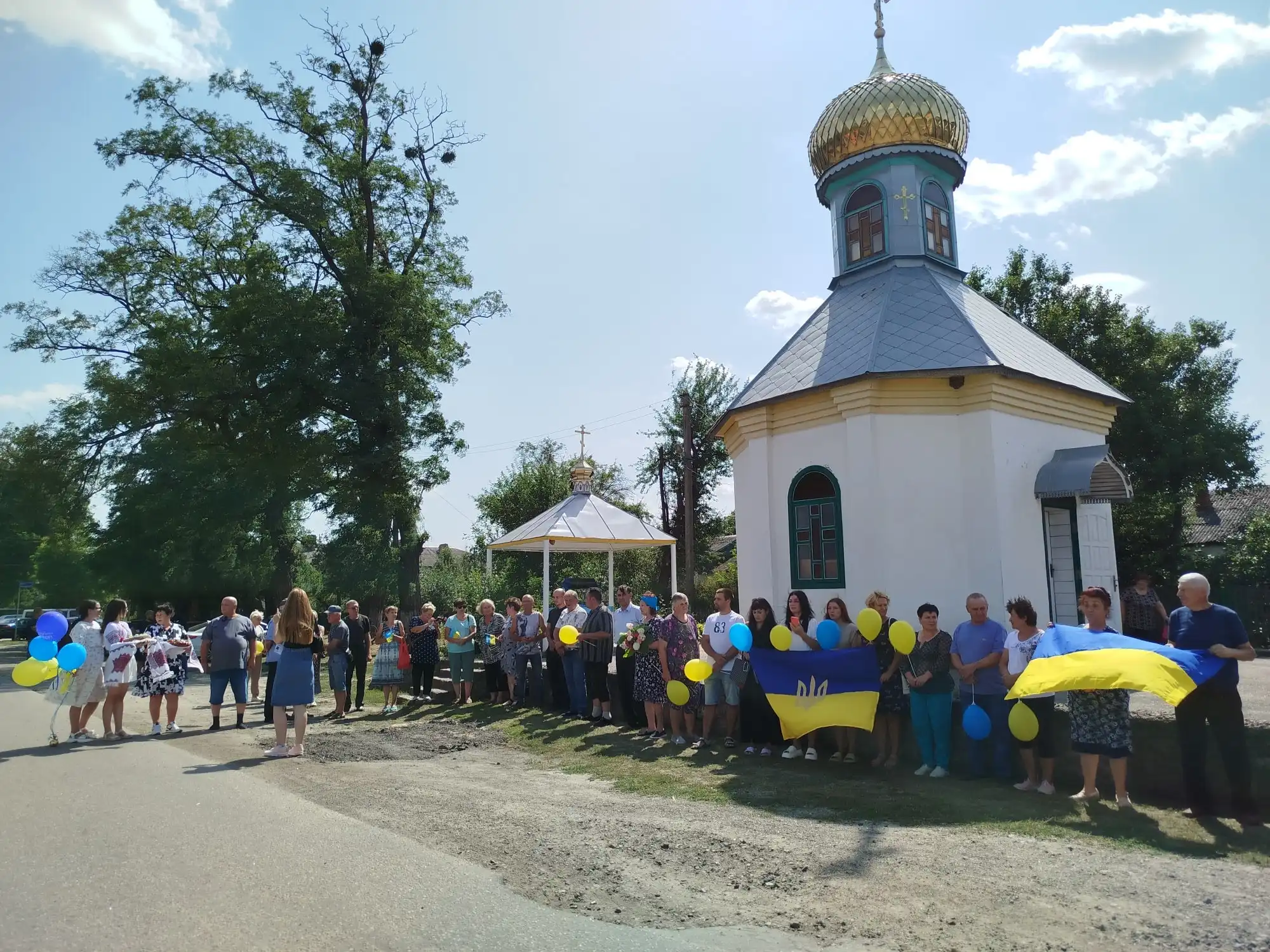 Зустріли біля церкви захисника-односельця
