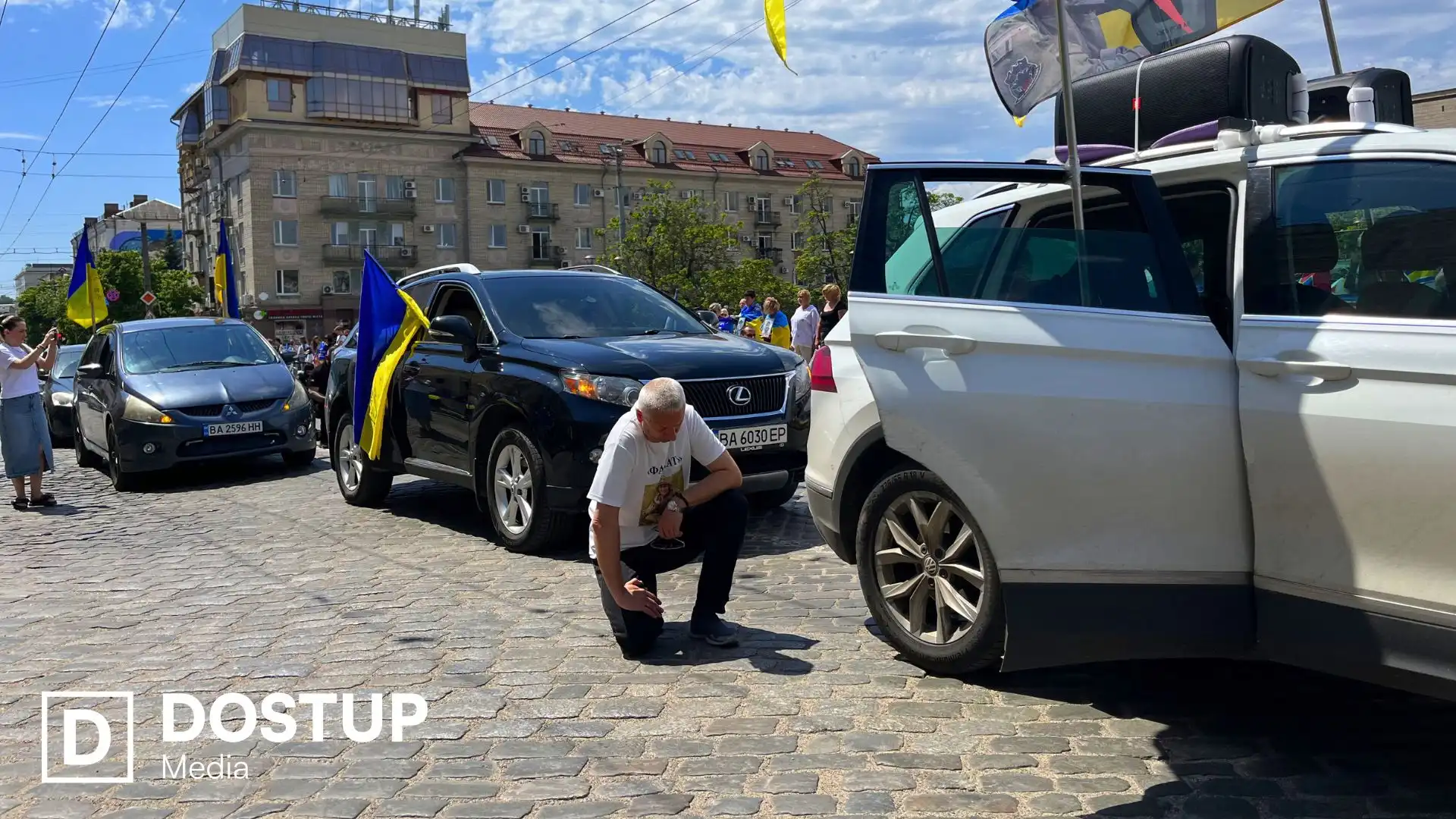 "Вшанувати загиблих і нагадати про їхній внесок": у Кропивницькому відбувся автопробіг до Дня Героїв
