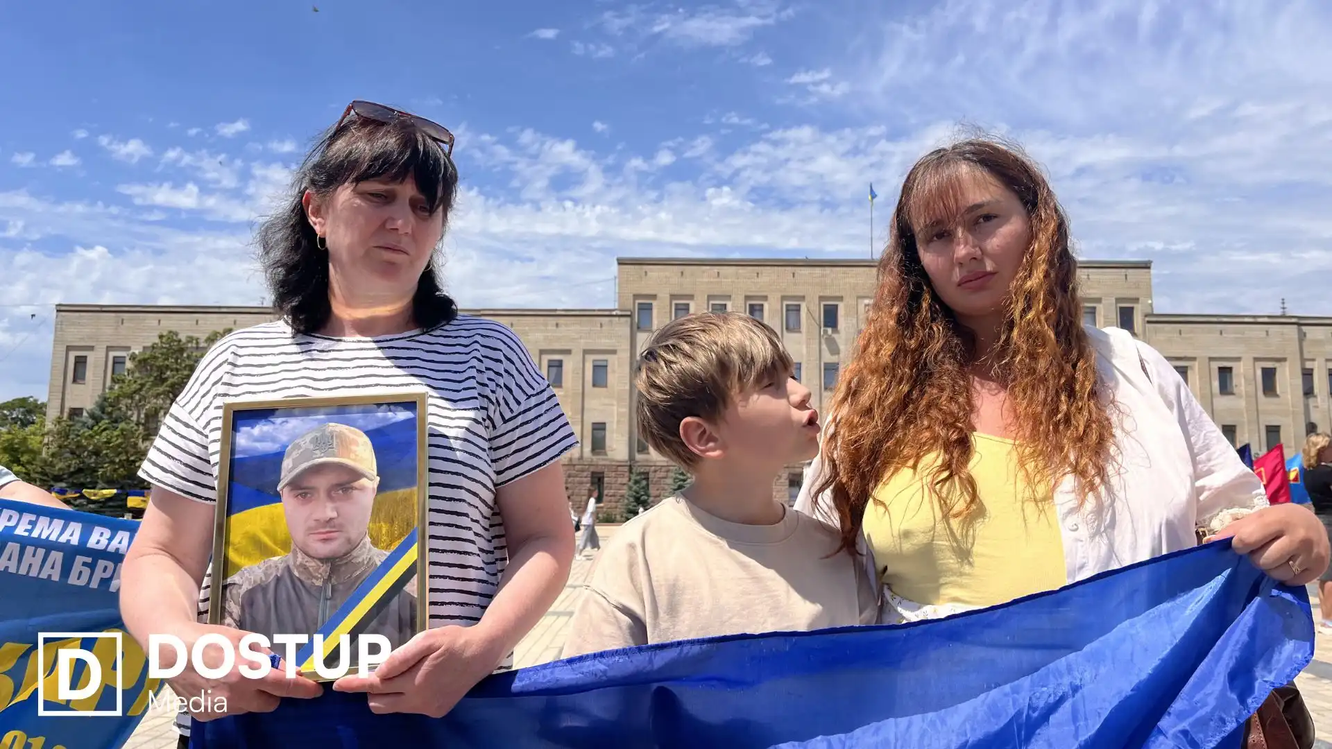 "Вшанувати загиблих і нагадати про їхній внесок": у Кропивницькому відбувся автопробіг до Дня Героїв