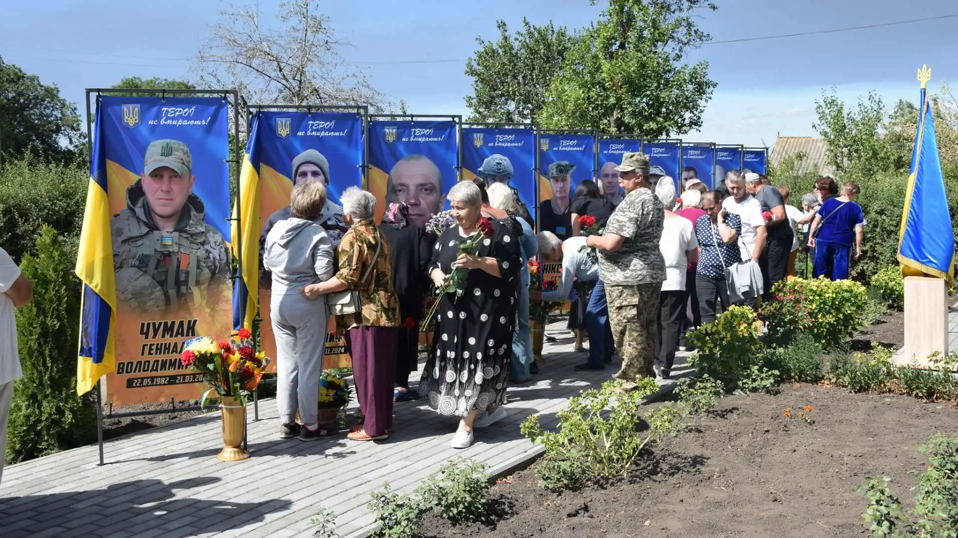 Дві Алеї слави відкрили у селах Петрівської громади   Учора, 19 серпня, у селах Козацькому та Іскрівці, що в Петрівській громаді на Кіровоградщині, відкрили дві Алеї слави на честь пoлеглих Герoїв.   Про це повідомили в пресслужбі Петрівської селищної ради, передає Точка доступу.   На відкриття місцевої влади прийшли рідні загиблих, односельці та місцева влада.   В Іскрівці відкрили пам’ятні дошки на честь:   солдата Максима Опришка; старшого солдата Анатолія Конопатенка; солдата Сергія Сидорова; солдата Віктора Омельянчука; матрос Владислава Меткого.     У Козацькому відкрили пам’ятні дошки на честь:   солдата Владислава Колісника; підполковника Олександра Пятуна; старшого лейтенанта Ростислава Компанійця;  молодшого сержанта Євгенія Мороза;  солдата Віталія Самополенка; солдата Сергія Ніконова; молодшого сержанта Олександра Паламарчука; солдата Віталія Маленка; солдата Олега Бондаря; старшого солдата Геннадія Чумака.  Читайте також: На війні загинув 35-річний захисник з Кіровоградщини