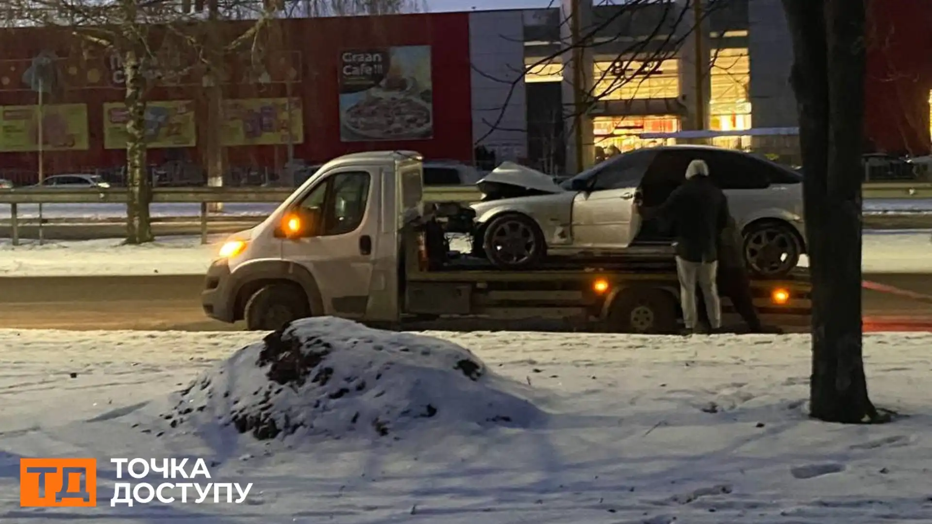 Автомобіль з місця аварії вже прибрали.