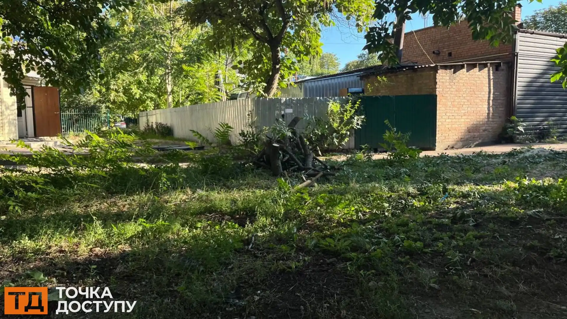 На Героїв-рятувальників у Кропивницькому встановили новий МАФ і попиляли дерева поруч: що каже міськрада