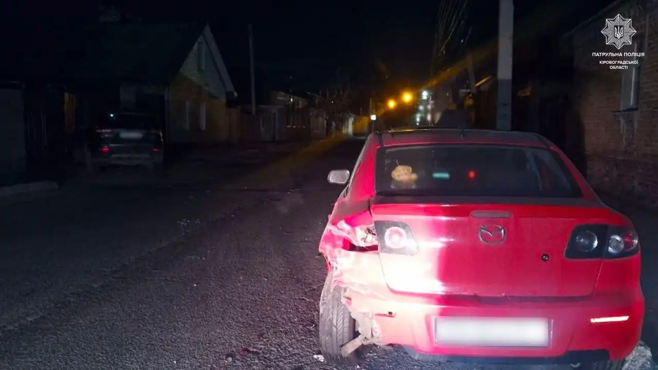 У Кропивницькому водій напідпитку протаранив авто і паркан