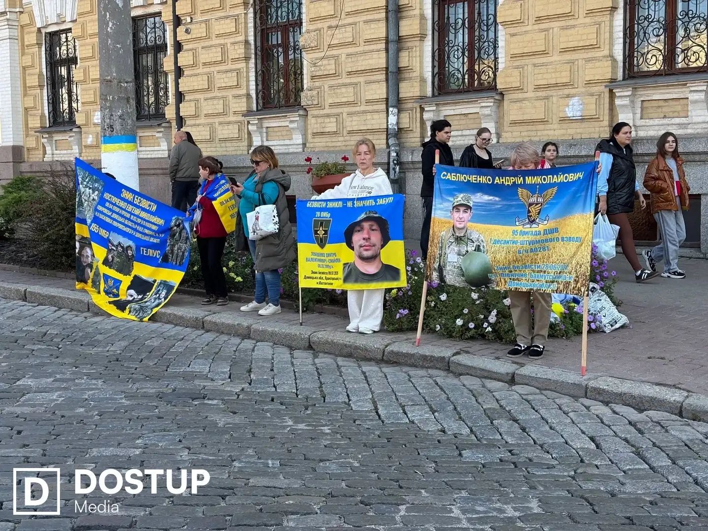 Плакати з фотографіями військових і закликом не забувати про полонених