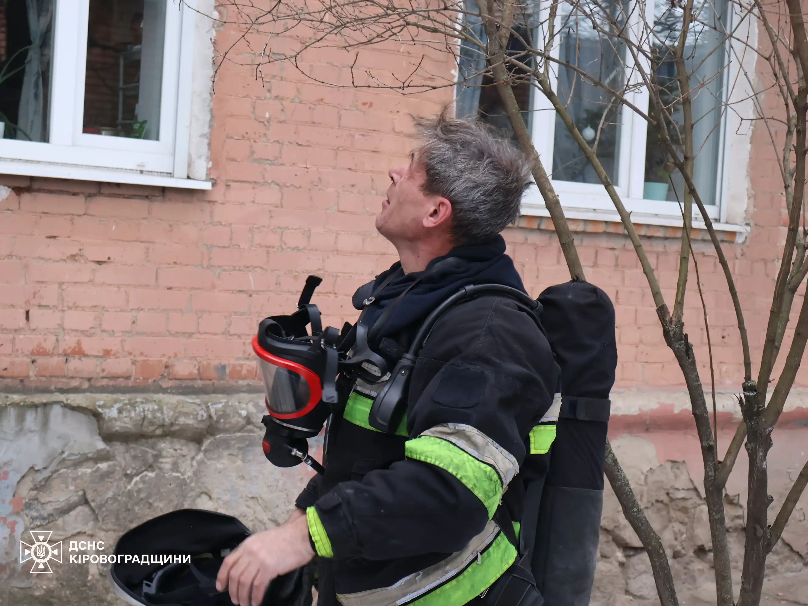 Пожежа на Соборній у Кропивницькому: врятовану власницю квартири госпіталізували