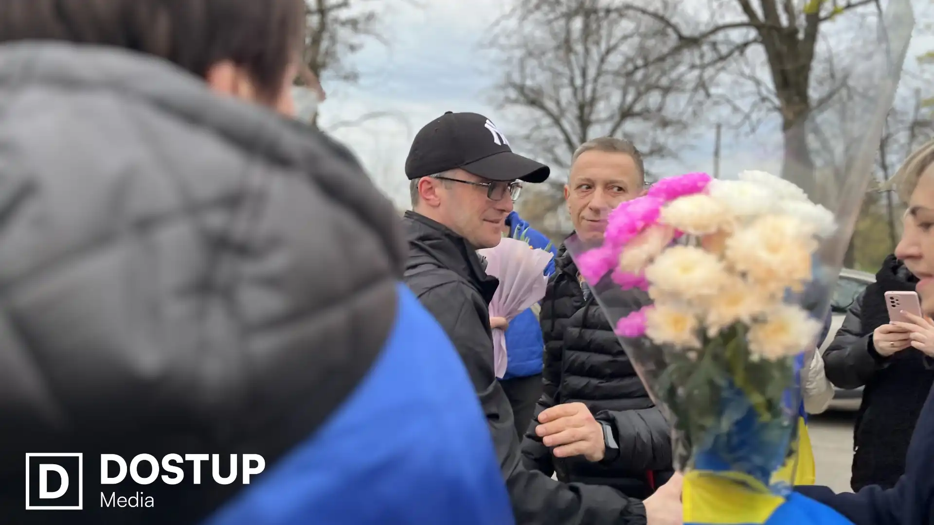 “Не віриться, що я вдома”: у Кропивницькому зустріли звільненого з полону захисника Євгена Коденця