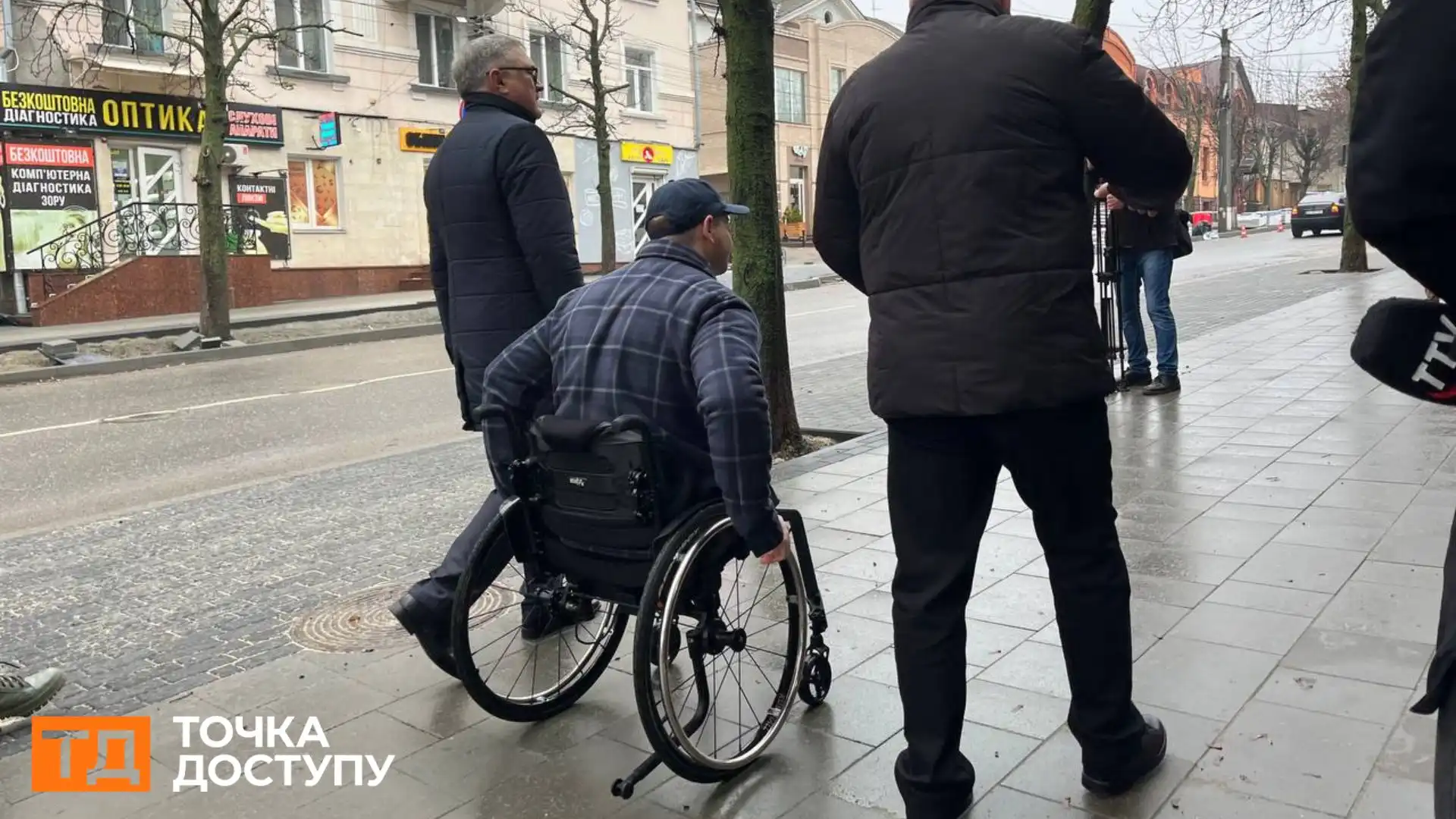Ветеран тестував маршрут безбар'єрності у Кропивницькому: які перешкоди на тротуарах виявили і як їх усуватимуть