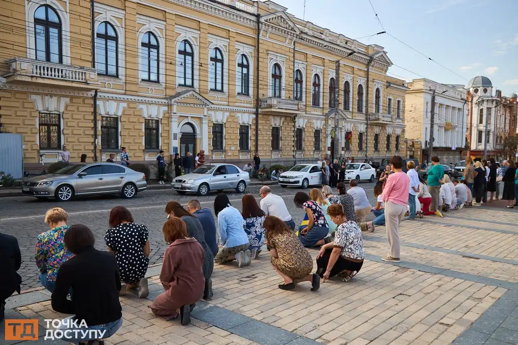 Сотні людей у Кропивницькому прийшли, щоб попрощатися з чотирма захисниками.