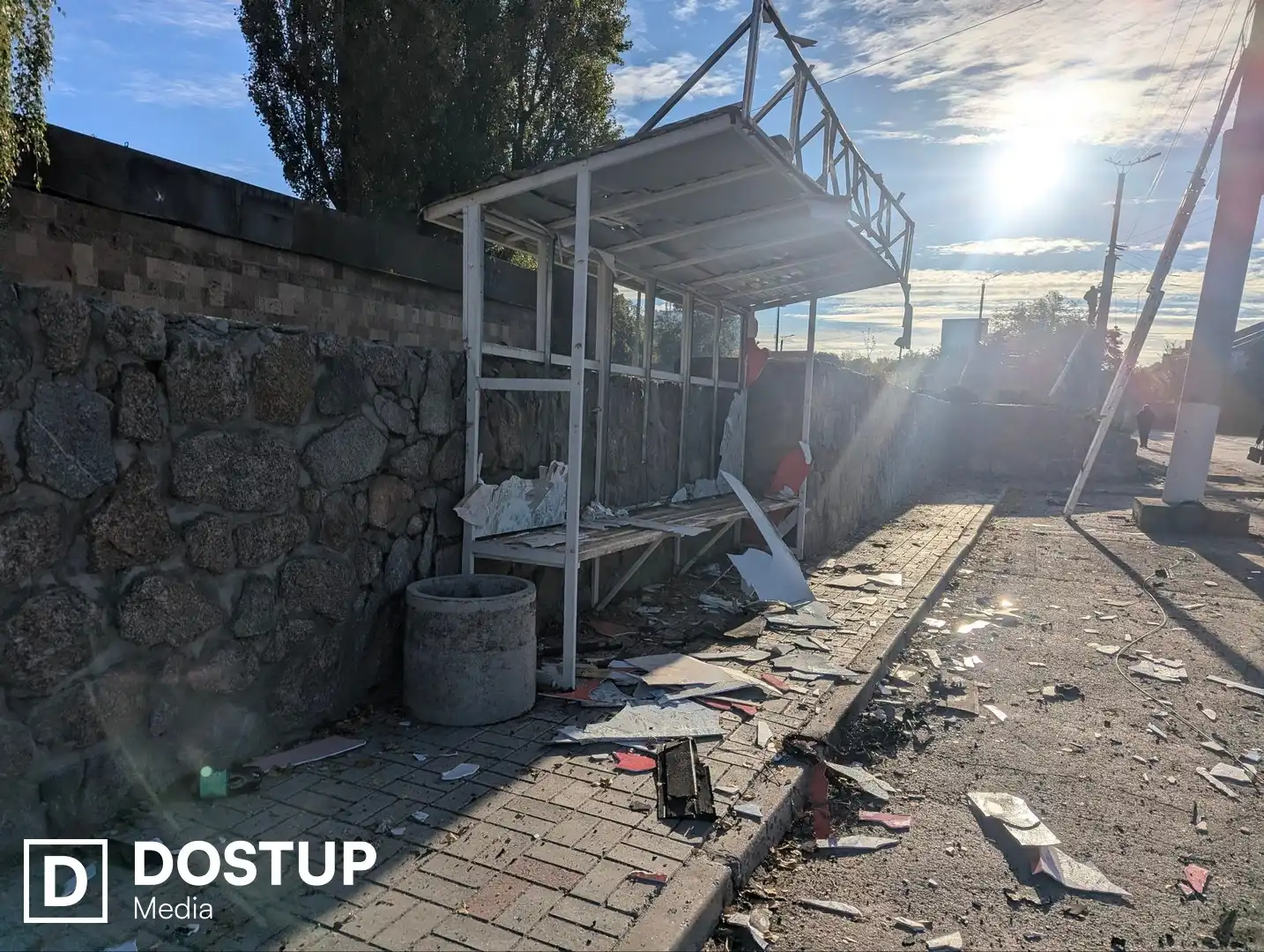 Зупинка громадського транспорту пошкоджена після обстрілу в Кропивницькому