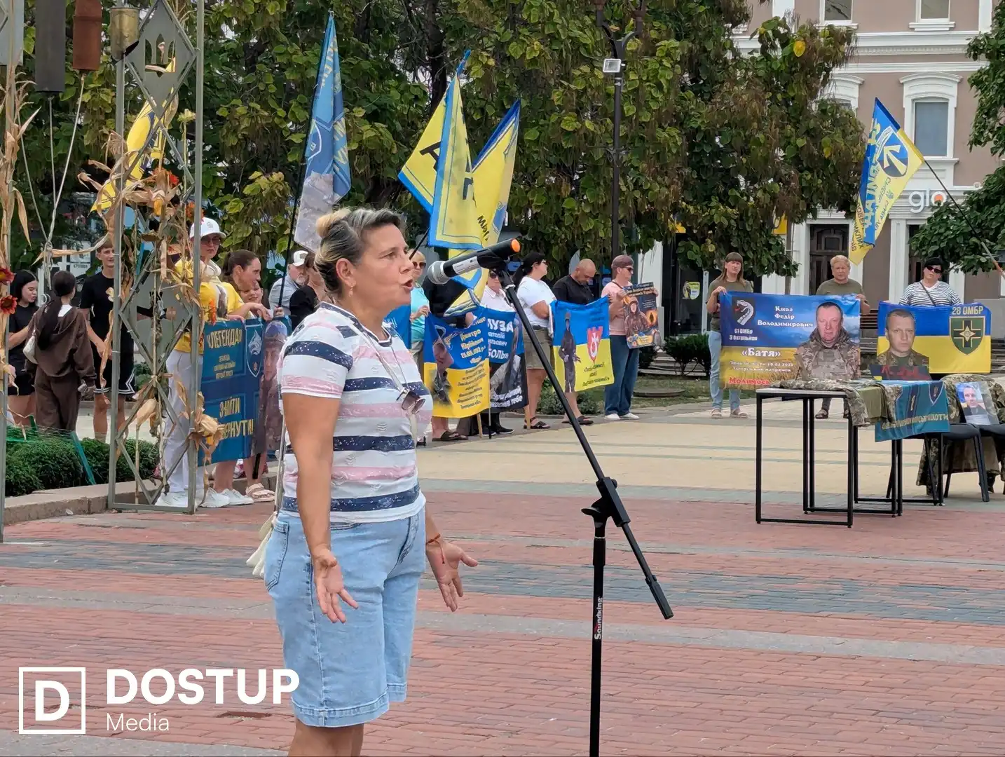 Родина зі знімком зниклого безвісти військового виступає на відкритому мікрофоні під час акції